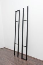 <strong>Floor-to-Ceiling Mounted Frame <br/>Magnum Bottles<strong>